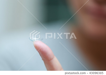 戴隱形眼鏡的女性手指 戴隱形眼鏡的女性手指 43096385