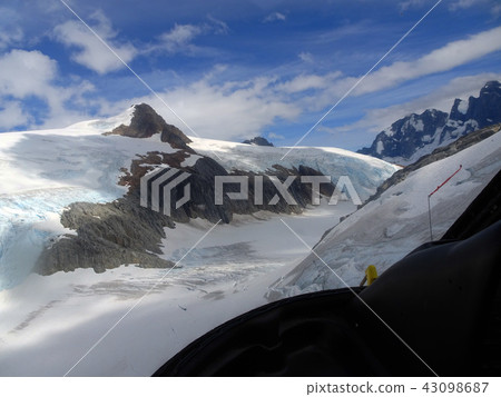 Mendenhall glacier and the surrounding mountains Mendenhall glacier and the surrounding mountains 43098687