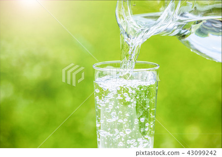 Pour water Pour water 43099242