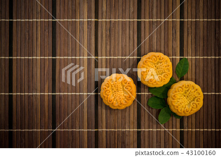 Top down mooncakes on bamboo mat with copy space Top down mooncakes on bamboo mat with copy space 43100160