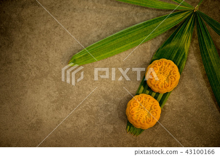 Moon cakes on low light background with copy space Moon cakes on low light background with copy space 43100166