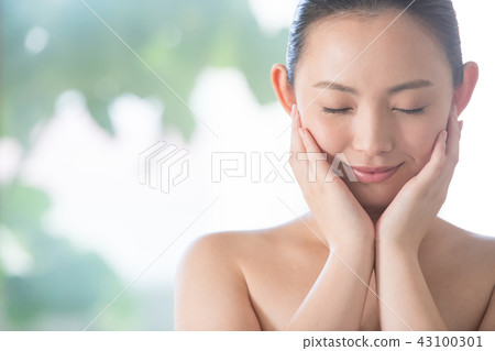 護膚美容年輕日本女性 43100301