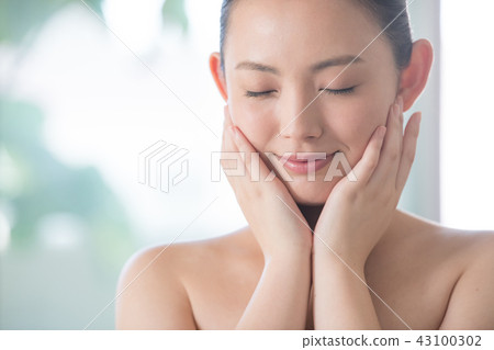 護膚美容年輕日本女性 護膚美容年輕日本女性 43100302