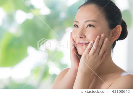 年輕的日本女性做皮膚護理 年輕的日本女性做皮膚護理 43100643