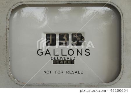 Vintage fuel pump showing the price. 43100694