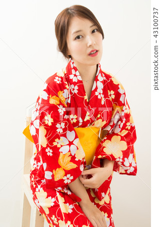 A woman in a sitting yukata A woman in a sitting yukata 43100737