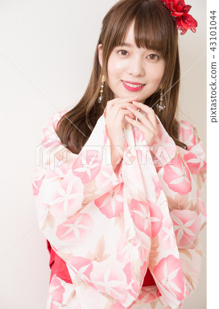 A woman in a yukata 43101044