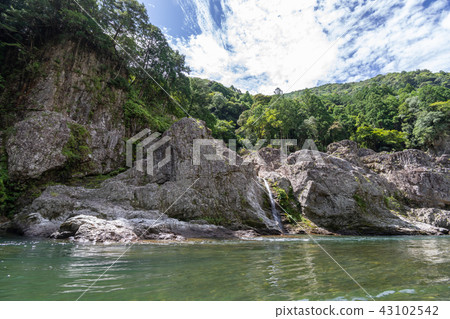 Maternal and child waterfall 43102542