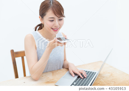 使用聲音搜索siri的小姐 使用聲音搜索siri的小姐 43105913