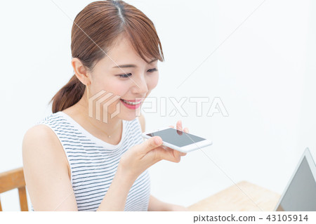 使用聲音搜索siri的小姐 使用聲音搜索siri的小姐 43105914