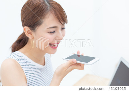 使用聲音搜索siri的小姐 43105915