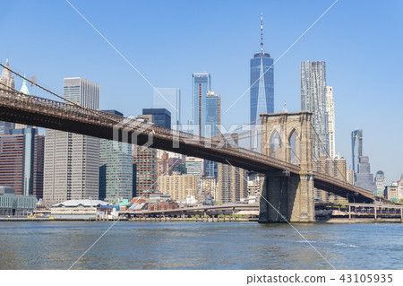Manhattan skyline and Brooklyn Bridge in daytime 43105935