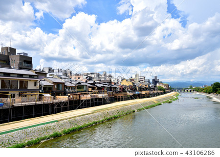 從鴨川地板風景京都夏日風景Kamogawa夏天風景京都夏天的京都四條大橋 43106286