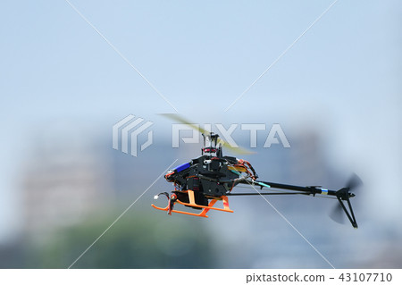 無線電控制直升機的試飛 無線電控制直升機的試飛 43107710