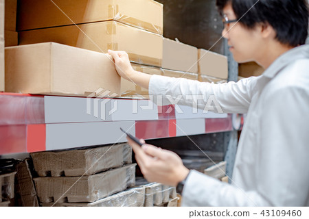 Asian man checking shopping list from smartphone 43109460
