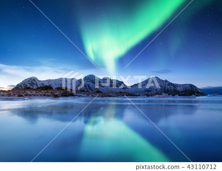 Aurora borealis on the Lofoten islands, Norway. 43110712