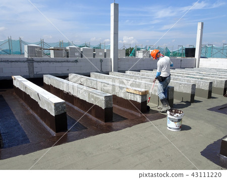 Waterproofing layer applied by construction worker Waterproofing layer applied by construction worker 43111220