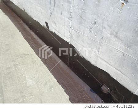 Waterproofing layer applied by construction worker Waterproofing layer applied by construction worker 43111222
