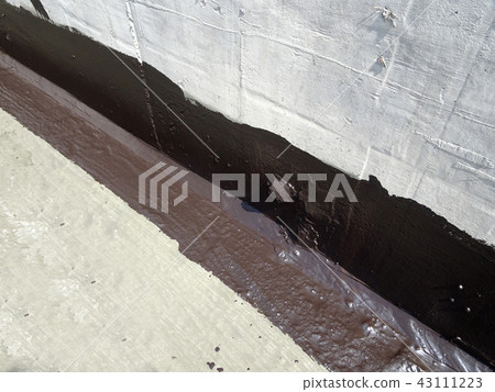 Waterproofing layer applied by construction worker Waterproofing layer applied by construction worker 43111223