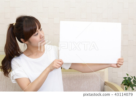 有白板的一名婦女 43114079