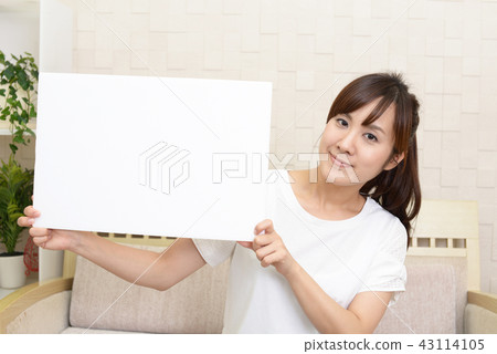 有白板的一名婦女 43114105