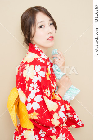 一個女人用一條毛巾 一個女人用一條毛巾 43116367