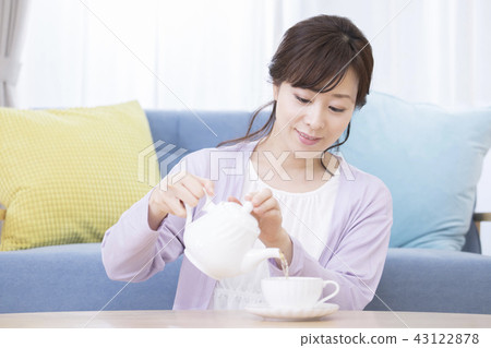A woman drinking tea 43122878