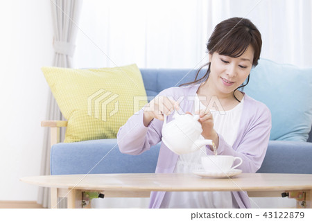 Female influenza prevention that drinks tea Female influenza prevention that drinks tea 43122879