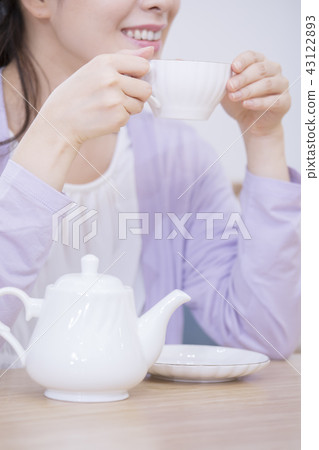 Female who drinks tea Influenza Prevention Body Parts Part Cut Face No 43122893