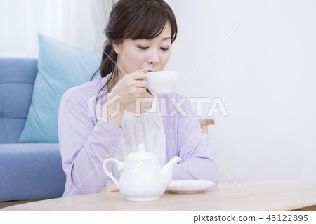 Female influenza prevention that drinks tea 43122895