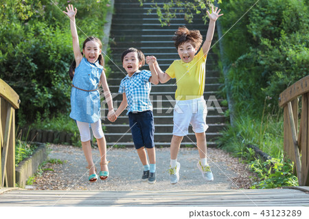 孩子,3人,跳躍,手 孩子,3人,跳躍,手 43123289