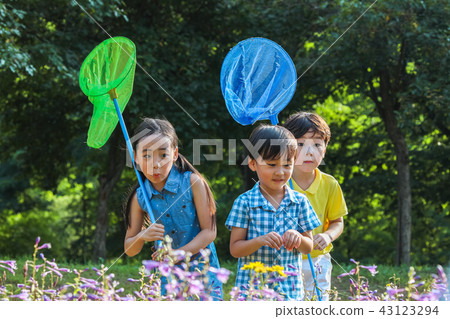孩子,三個人,手,笑聲,觀察,睡覺 孩子,三個人,手,笑聲,觀察,睡覺 43123294