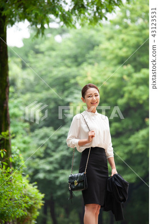 Young woman, business woman 43123531