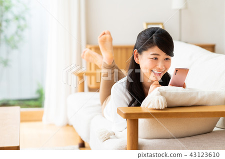 A young lady (a smartphone) 43123610