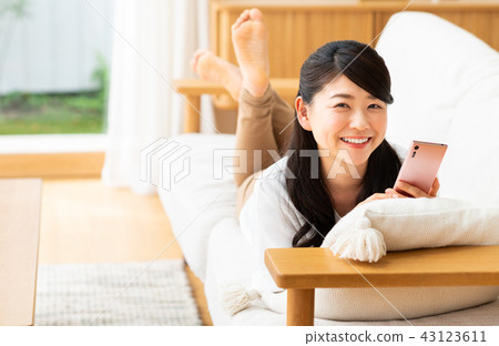 A young lady (a smartphone) 43123611