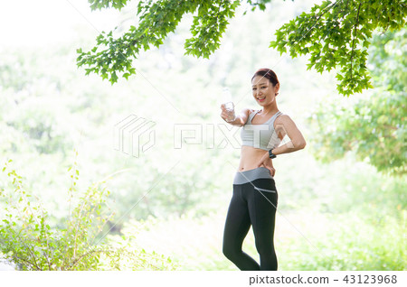 慢跑,運動,運動,年輕的女人 慢跑,運動,運動,年輕的女人 43123968