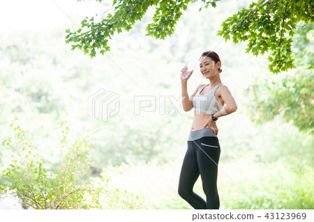 慢跑,運動,運動,年輕的女人 慢跑,運動,運動,年輕的女人 43123969