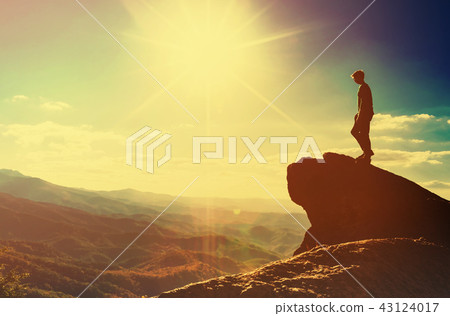 Man walking on the edge of a cliff 43124017