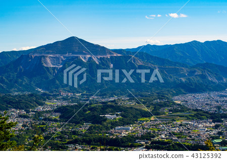 從Mt.山,Iimori山和秩父盆地美麗的山頂的夏天視圖2018.08中長焦d 從Mt.山,Iimori山和秩父盆地美麗的山頂的夏天視圖2018.08中長焦d 43125392