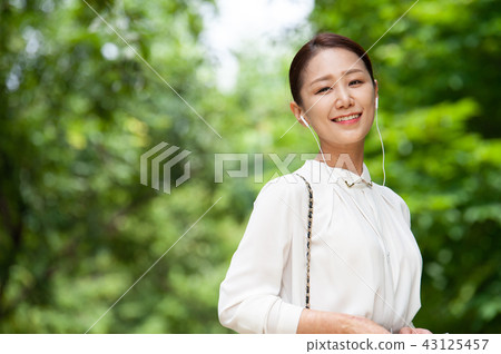 Young woman, business woman 43125457