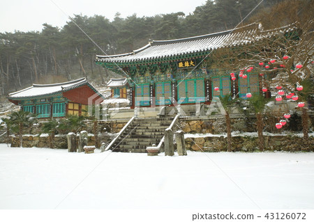 A lot of snow! 43126072