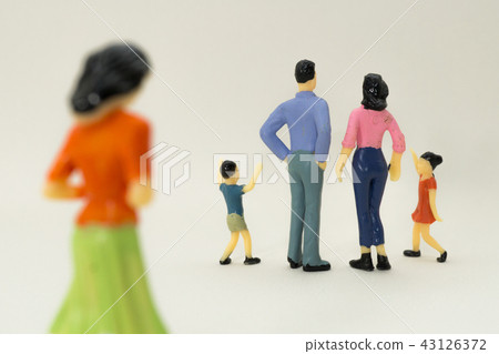 一個看到4口之家的女人 一個看到4口之家的女人 43126372