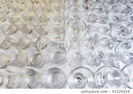 Empty glasses arranged in rows top view 43126858