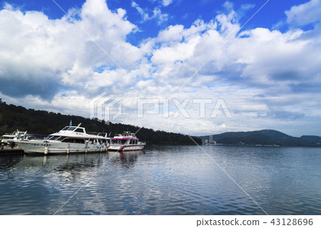 Sun Moon Lake Yida Shao Pier Sky Reflection 43128696