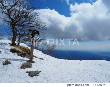 Look at the Kiryu city area in the southeast from the summit of Akagi Komagatake in winter 43128948