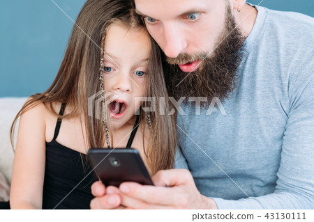 family leisure shock amazed dad kid reaction phone 43130111