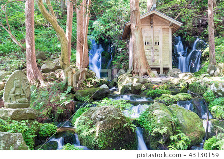 Waterfall at the waist Waterfall at the waist 43130159