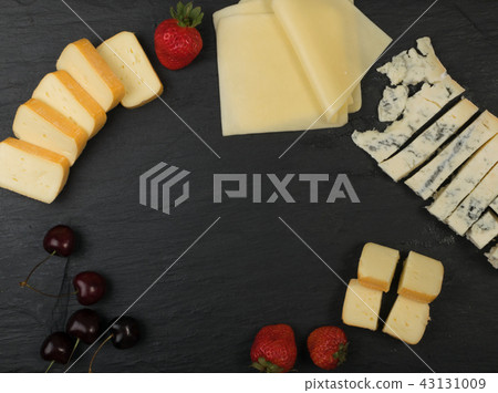 Cheeseboard with Cheese Mix 43131009