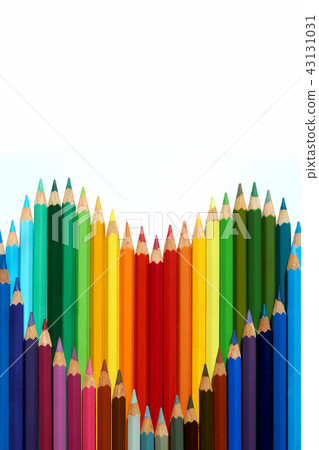 各種各樣的顏色色的鉛筆做心臟形狀。 43131031