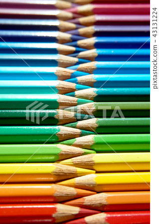 各種顏色的彩色鉛筆以鋸齒形排列。 43131224